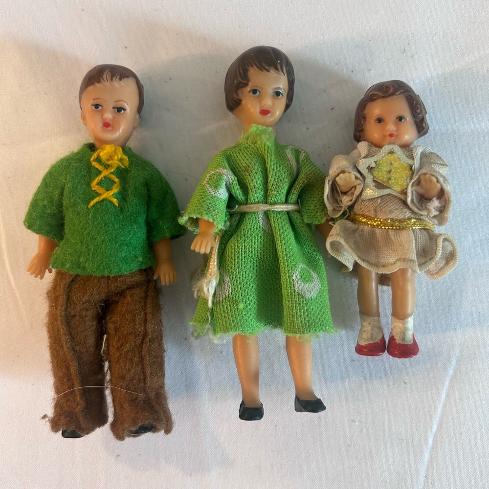 Source Unknown Green and Brown Doll Set